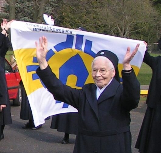 Viele Schwestern unserer Gemeinschaft engagieren sich weltweit für das Apostolat der Pilgernden Gottesmutter. Heute stellen wir Ihnen eine verstorbene Mitschwester vor, die hier in Deutschland die Anfänge vom Projekt Pilgerheiligtum wesentlich mitgefördert hat. 