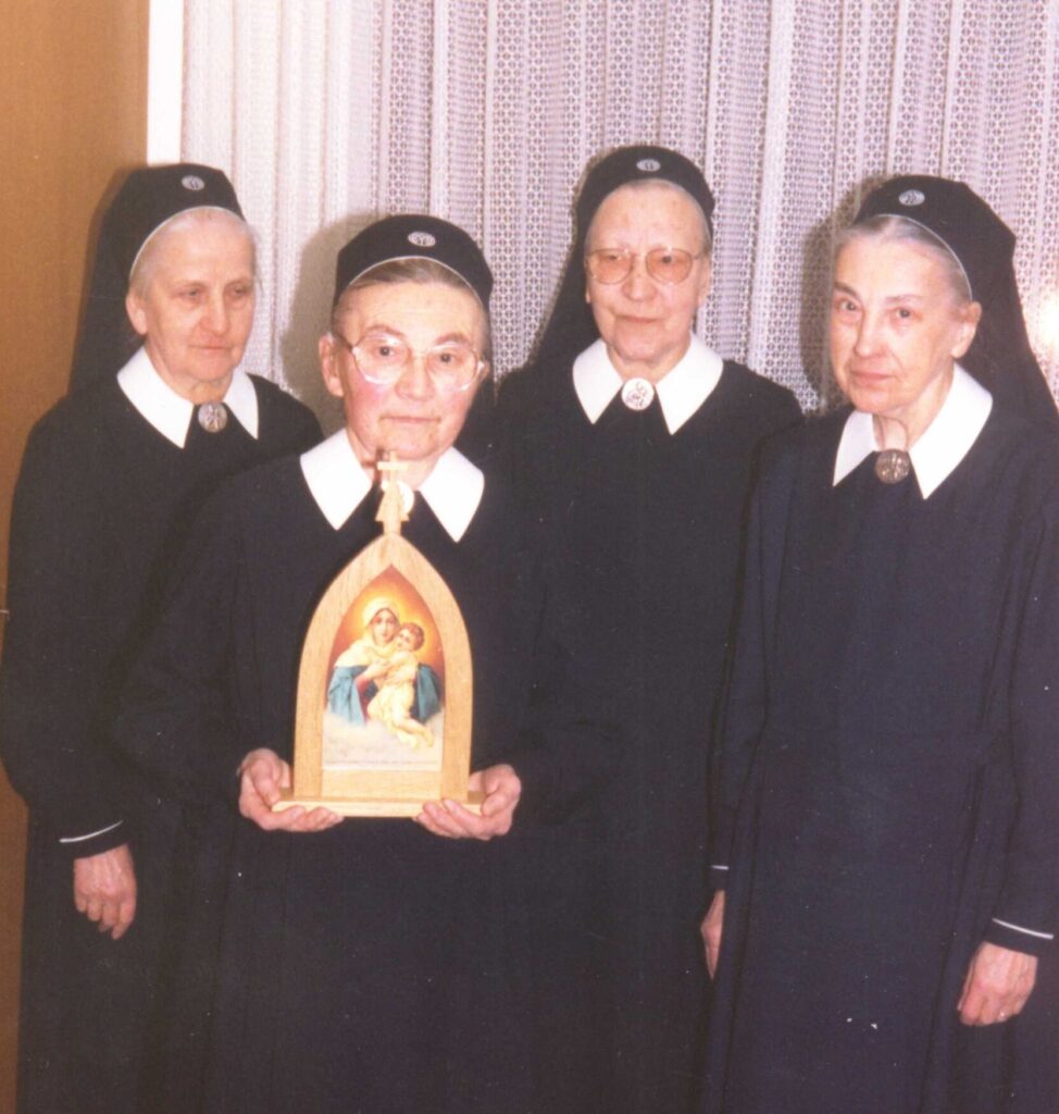 Auf der Alten- und Pflegestation in Dietershausen haben Schwestern mit viel Freude und Apostelgeist das erste Pilgerheiligtum der Diözese „eingebetet“ und auf diese Weise dem missionarischen Glaubensweg der Pilgernden Gottesmutter ihren Beitrag geschenkt. 