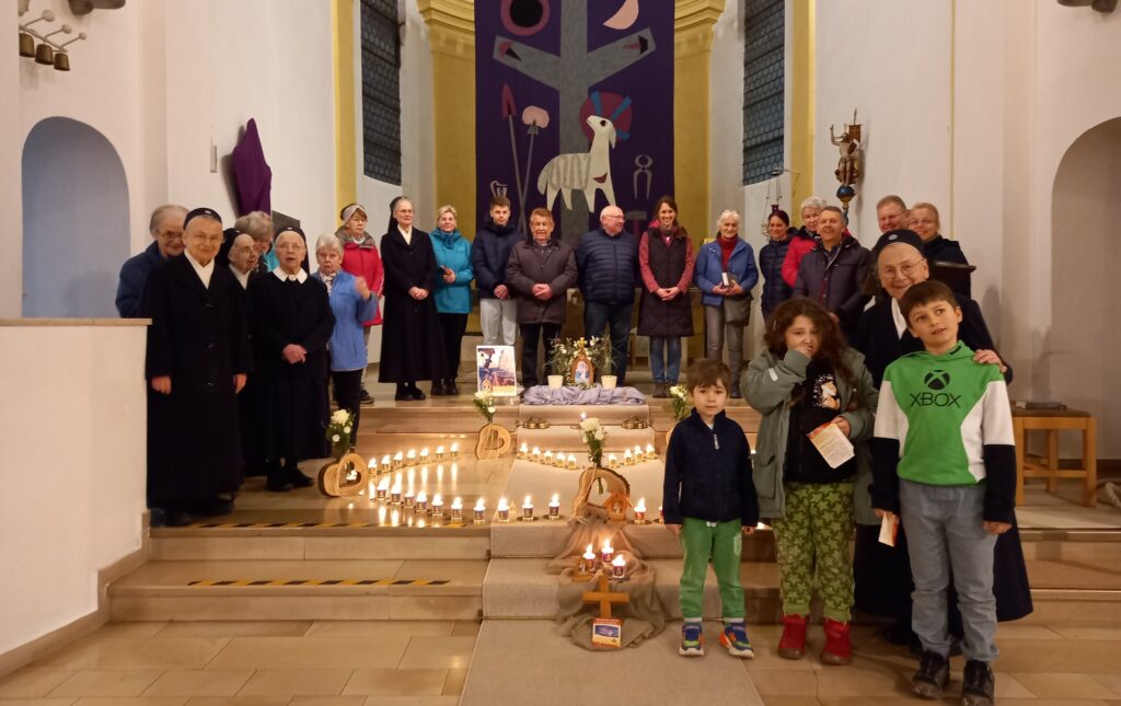 In Altmannstein, Diözese Regensburg, haben sich groß und klein zusammengefunden, um als Teil der Schönstätter Aktion "Miteinander Beten" den Rosenkranz für den Frieden zu beten, der am Ende durch die entzündeten Kerzen zum Leuchten kommt.