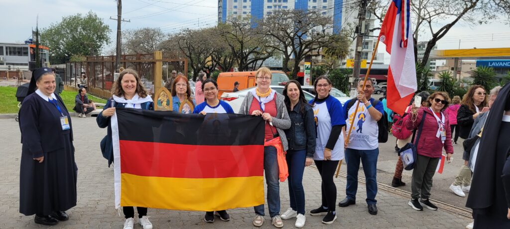 Mit der Deutschlandfahne