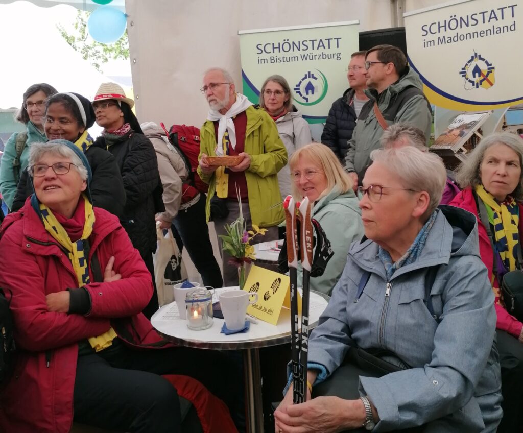 Im Schönstatt-Zelt hatte sich dafür eine größere Zahl von Personen versammelt (Foto: SchPPH)