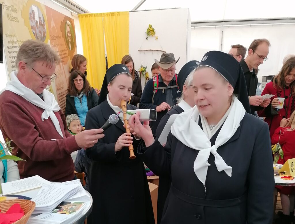 Gemeinsam wird das Pilgerheiligtumslied gesungen (Foto: SchPPH)