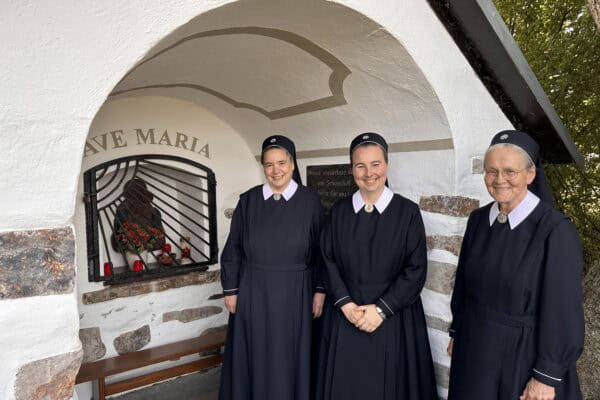 Schönstätter Marienschwestern am Heiligenhäuschen in Großmaischeid anläßlich ihres 100Jahr-Jubiläums