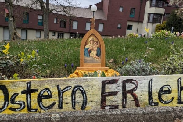 Beim Osterweg auf Berg Schönstatt mit dem Motto: Ostern ERlebt können die Besucher vom 02.-20. April dem neu erwachten Leben rund um die Auferstehung Jesu auf die Spur kommen.