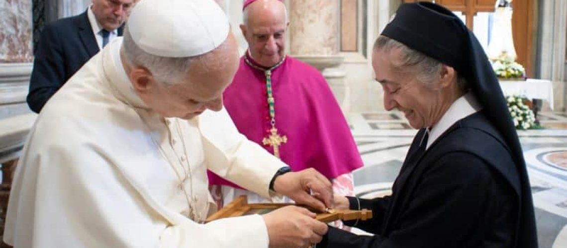 Foto Sr. M. Julia Rom mit Papst Leo Krönung Foto Sr. M. Julia Rom mit Papst Leo Krönung