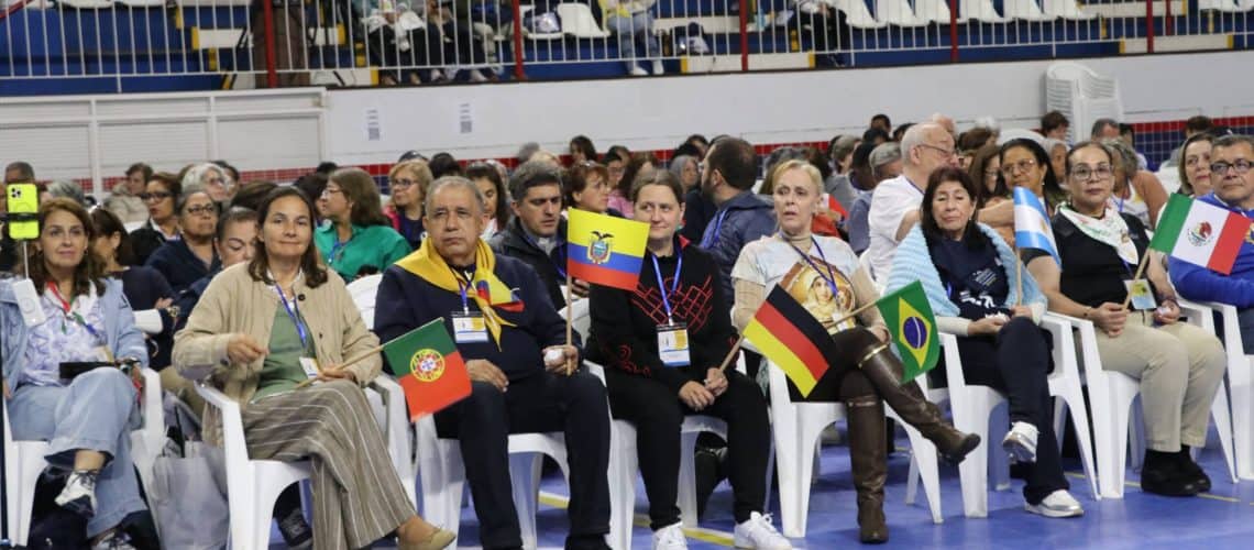 Gruppe Menschen in der Sporthalle Gruppe Menschen in der Sporthalle