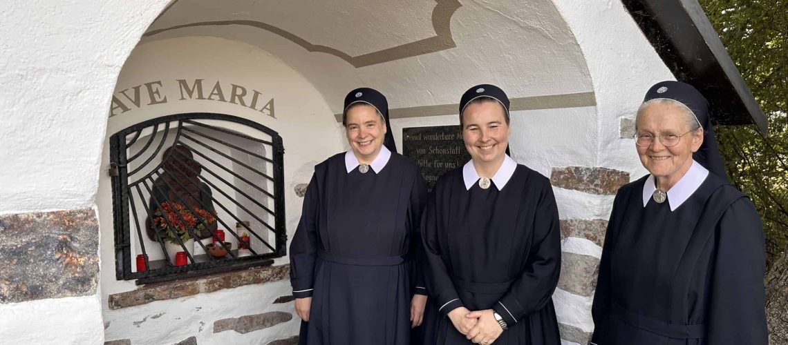 Schönstätter Marienschwestern am Heiligenhäuschen in Großmaischeid anläßlich ihres 100Jahr-Jubiläums